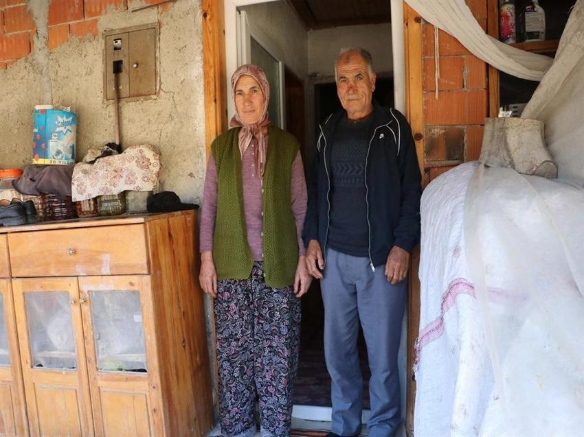 Yaşlı çifte koli bantlı gasp! Kapıyı açar açmaz dehşet başladı