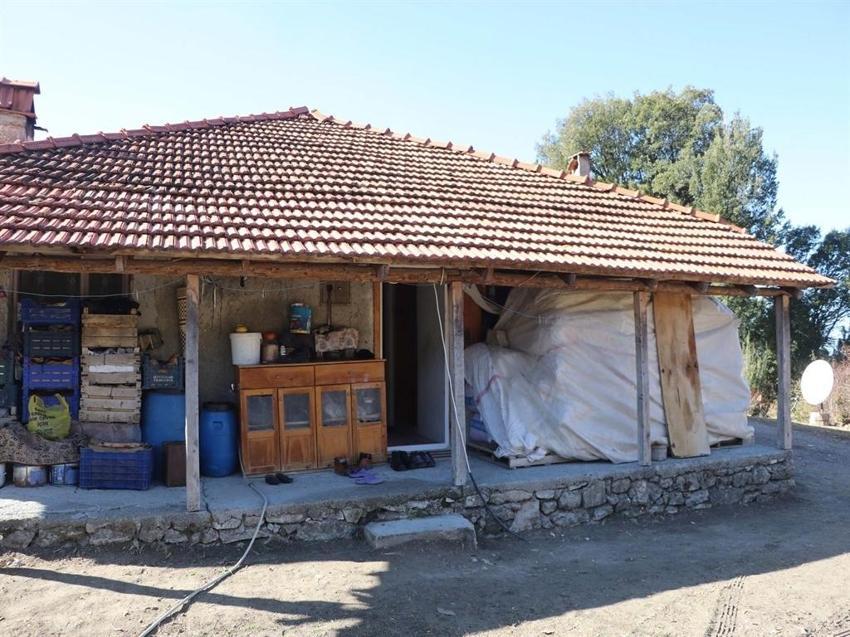 Yaşlı çifte koli bantlı gasp! Kapıyı açar açmaz dehşet başladı