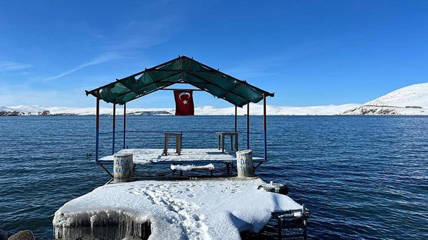 Çıldır Gölü'nde mevsimin ilk karı düştü, kış sezonu için hazırlıklar başladı