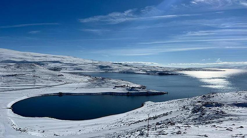 Çıldır Gölü'nde mevsimin ilk karı düştü, kış sezonu için hazırlıklar başladı