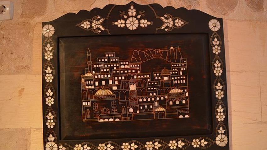 Osmanlı saraylarını süsleyen sedef ve kakma ürünleri Mardin'in dini ve etnik kültürü ile ahşapta yeniden hayat buluyor