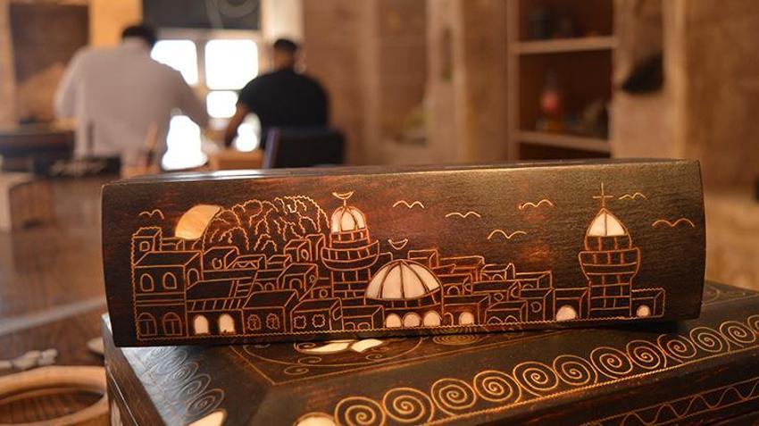 Osmanlı saraylarını süsleyen sedef ve kakma ürünleri Mardin'in dini ve etnik kültürü ile ahşapta yeniden hayat buluyor