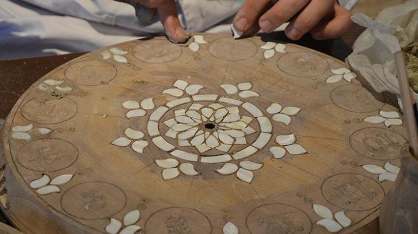 Osmanlı saraylarını süsleyen sedef ve kakma ürünleri Mardin'in dini ve etnik kültürü ile ahşapta yeniden hayat buluyor