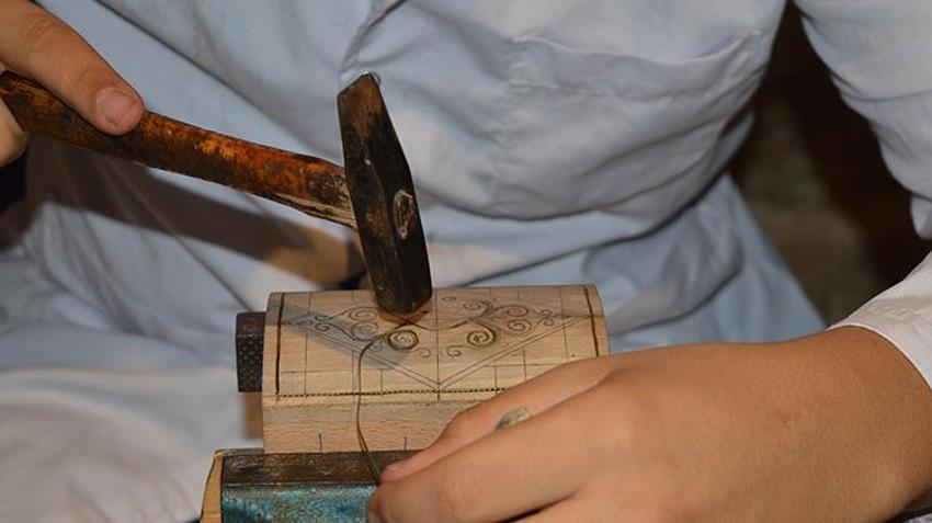 Osmanlı saraylarını süsleyen sedef ve kakma ürünleri Mardin'in dini ve etnik kültürü ile ahşapta yeniden hayat buluyor