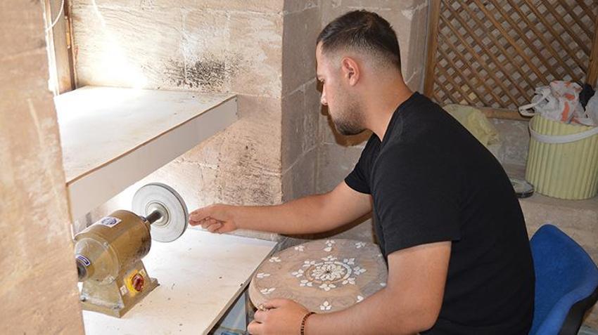 Osmanlı saraylarını süsleyen sedef ve kakma ürünleri Mardin'in dini ve etnik kültürü ile ahşapta yeniden hayat buluyor