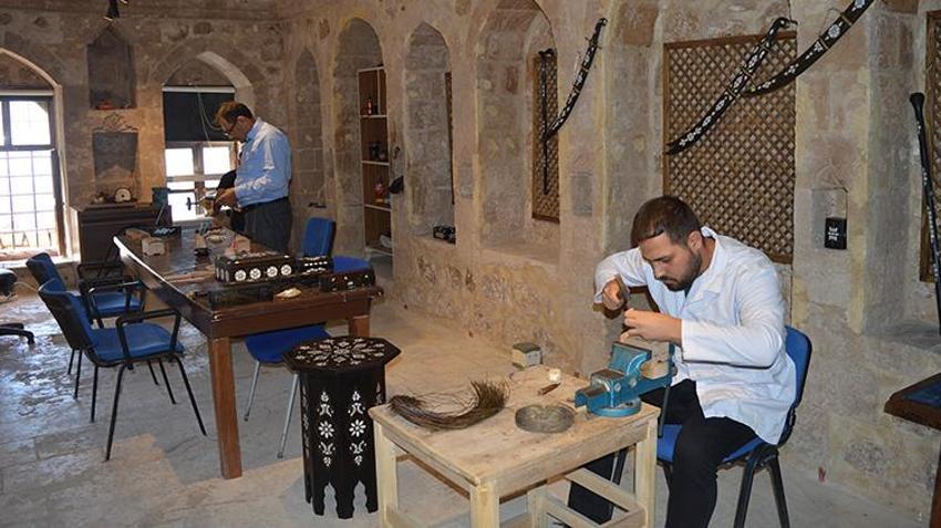 Osmanlı saraylarını süsleyen sedef ve kakma ürünleri Mardin'in dini ve etnik kültürü ile ahşapta yeniden hayat buluyor