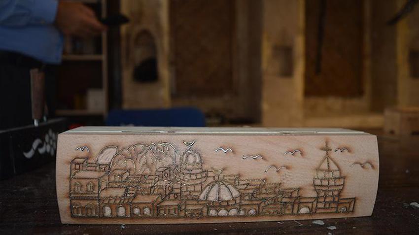 Osmanlı saraylarını süsleyen sedef ve kakma ürünleri Mardin'in dini ve etnik kültürü ile ahşapta yeniden hayat buluyor