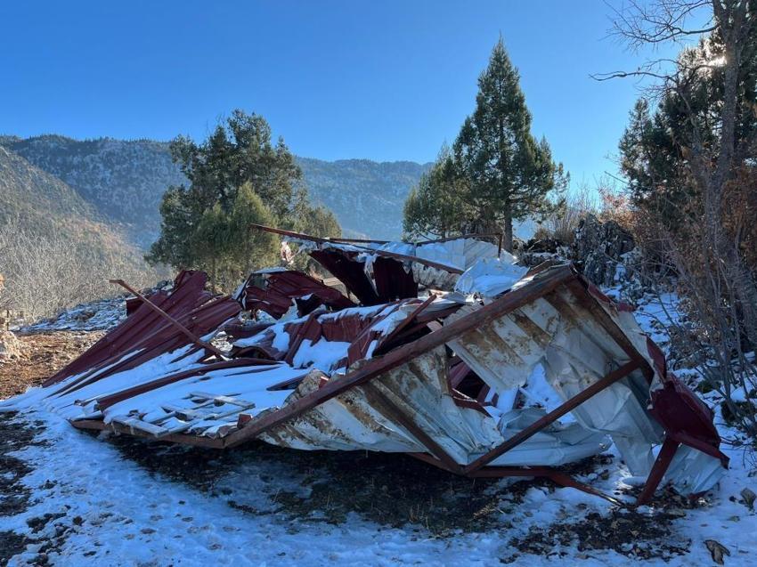 Antalya'da ineklerinin ahırı belediye tarafından yıkıldı, ineklerine mağarada bakmaya başladı