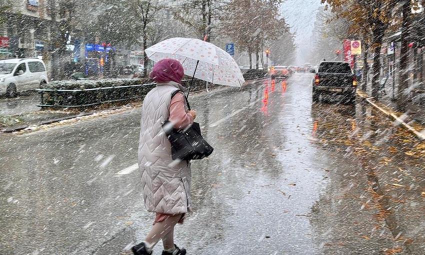 Doğuda kar fırtınası, batıda kuvvetli sağanak yağış! Meteoroloji'den 30 ile uyarı üstüne uyarı geldi!