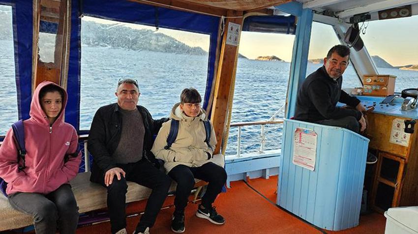 Antalya Demre'de çocuklar okula gidebilmek için her gün deniz yolculuğu yapıyor