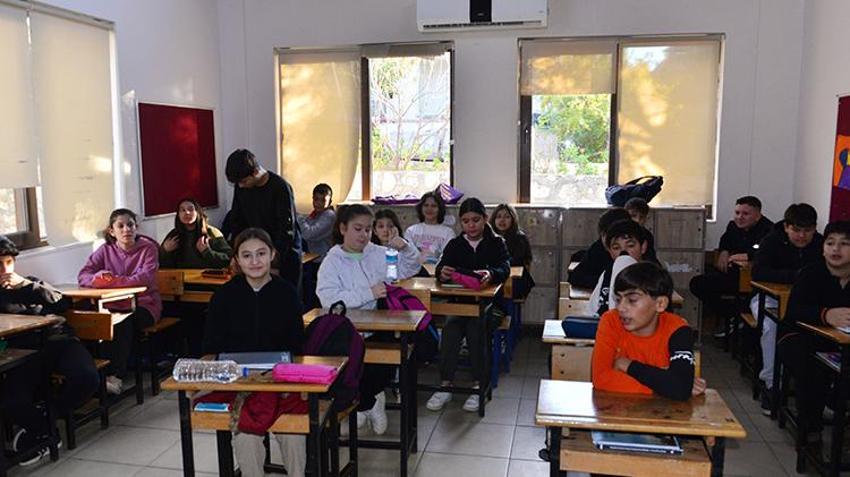 Antalya Demre'de çocuklar okula gidebilmek için her gün deniz yolculuğu yapıyor