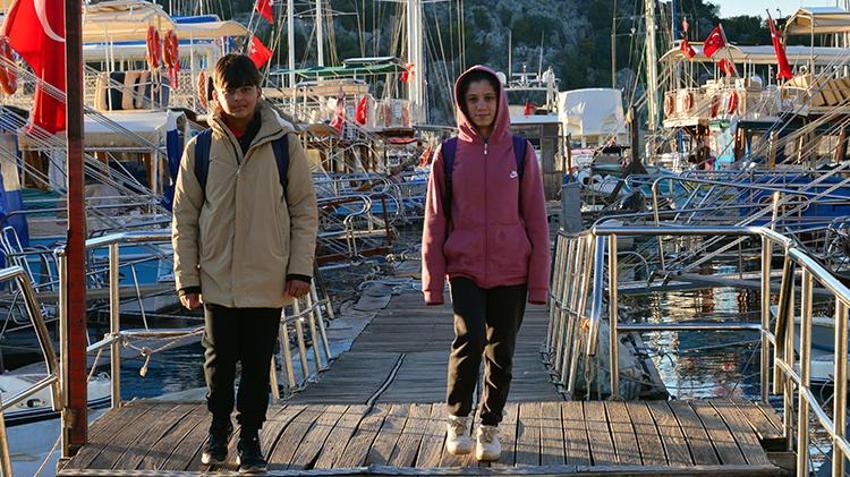Antalya Demre'de çocuklar okula gidebilmek için her gün deniz yolculuğu yapıyor