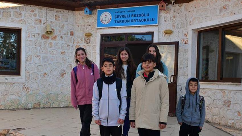 Antalya Demre'de çocuklar okula gidebilmek için her gün deniz yolculuğu yapıyor