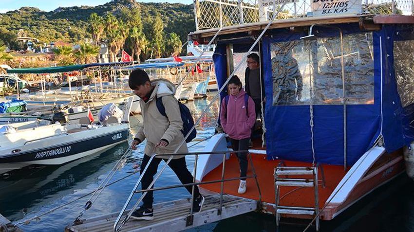 Antalya Demre'de çocuklar okula gidebilmek için her gün deniz yolculuğu yapıyor
