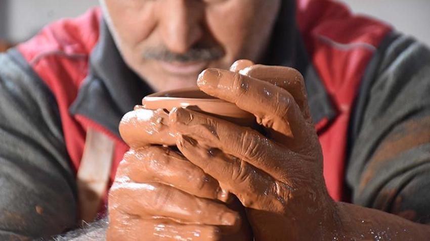 Menemenli çömlek ustası ödüle doymuyor! Bir ödül de UNESCO'dan