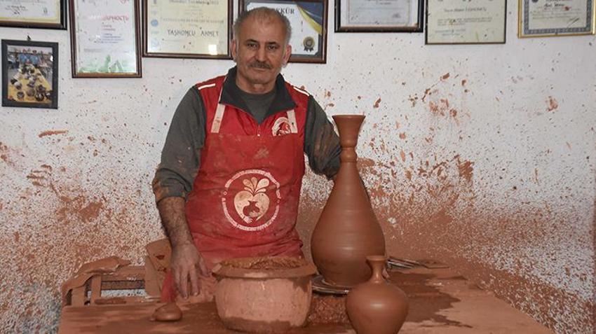 Menemenli çömlek ustası ödüle doymuyor! Bir ödül de UNESCO'dan