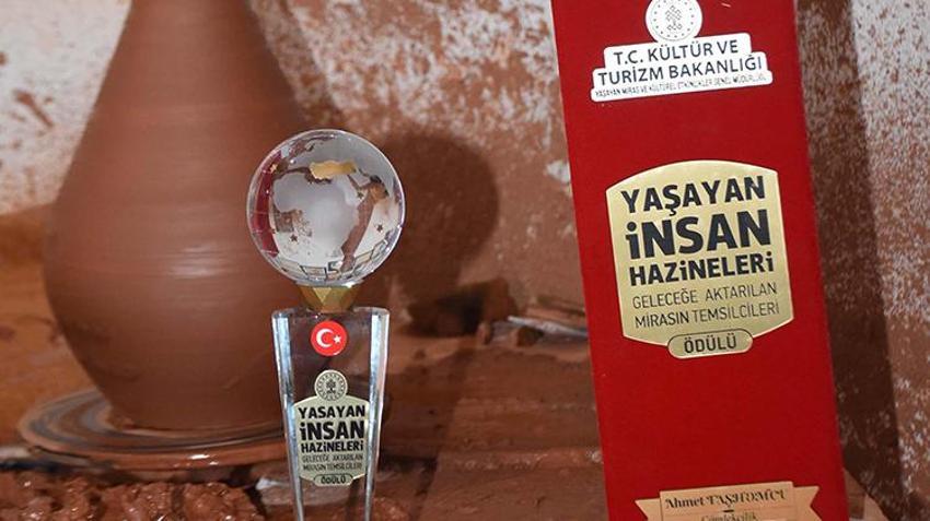 Menemenli çömlek ustası ödüle doymuyor! Bir ödül de UNESCO'dan