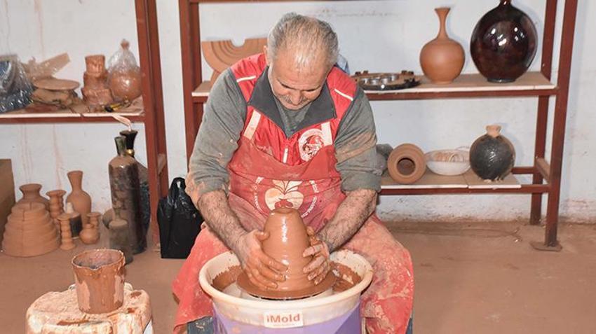 Menemenli çömlek ustası ödüle doymuyor! Bir ödül de UNESCO'dan