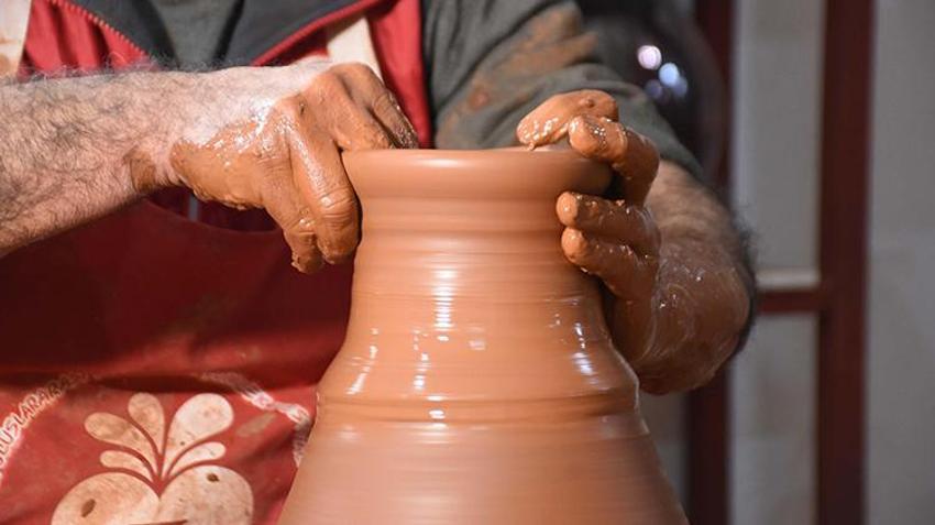 Menemenli çömlek ustası ödüle doymuyor! Bir ödül de UNESCO'dan