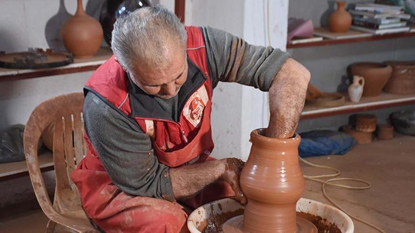 Menemenli çömlek ustası ödüle doymuyor! Bir ödül de UNESCO'dan