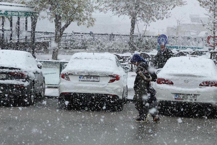 Lapa lapa kar yağışı ve gök gürültülü sağanak yağışlar etkili olacak! Meteoroloji İstanbul'u uyardı: 3 gün sürecek...