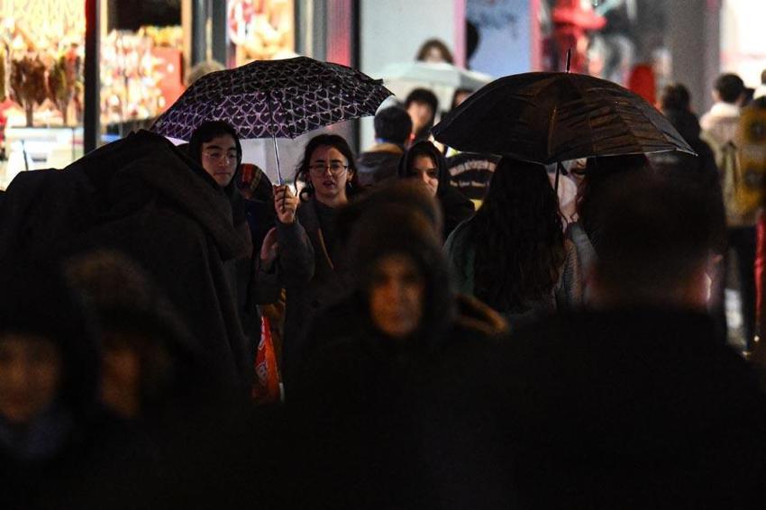 Lapa lapa kar yağışı ve gök gürültülü sağanak yağışlar etkili olacak! Meteoroloji İstanbul'u uyardı: 3 gün sürecek...