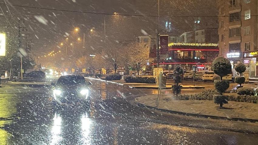 Lapa lapa kar yağışı ve gök gürültülü sağanak yağışlar etkili olacak! Meteoroloji İstanbul'u uyardı: 3 gün sürecek...