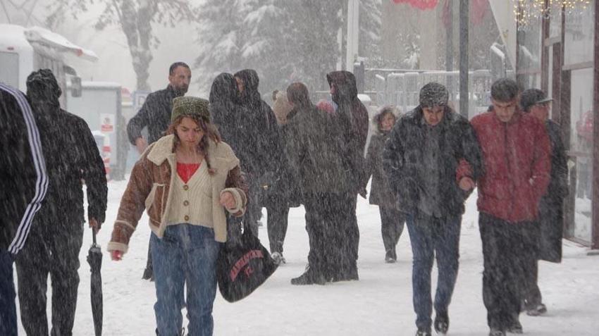 Lapa lapa kar yağışı ve gök gürültülü sağanak yağışlar etkili olacak! Meteoroloji İstanbul'u uyardı: 3 gün sürecek...