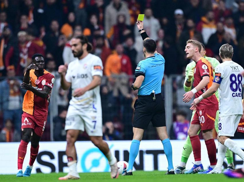 Galatasaray Eyüpspor maçında hakemin kararı Muslera'yı çıldırttı! Penaltı ve kırmızı kart tartışması