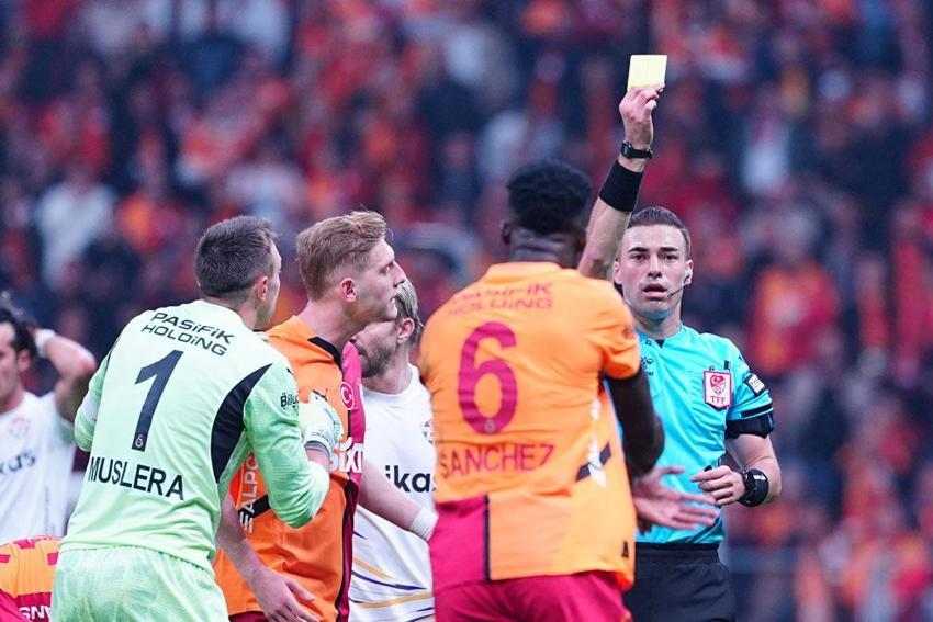 Galatasaray Eyüpspor maçında hakemin kararı Muslera'yı çıldırttı! Penaltı ve kırmızı kart tartışması