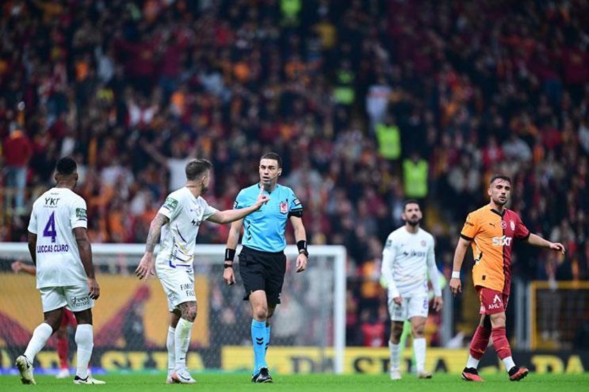 Galatasaray Eyüpspor maçında hakemin kararı Muslera'yı çıldırttı! Penaltı ve kırmızı kart tartışması