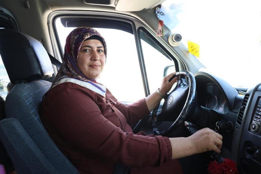 Hatay'ın 'Şoför Nebahat'i! 14 yıldır direksiyon sallayarak ekmek parasını kazanıyor