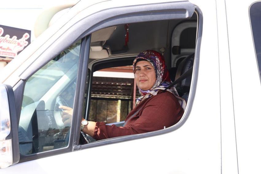 Hatay'ın 'Şoför Nebahat'i! 14 yıldır direksiyon sallayarak ekmek parasını kazanıyor