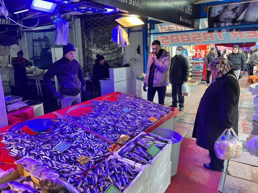 Soğuk havalar balığa talebi arttırdı: Fiyatları 250 ile 300 lira arasında değişiyor
