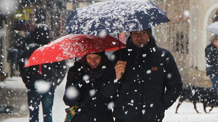 Lapa lapa kar yağışı batıya ilerliyor, 15 yıldır böylesi görülmedi! Dondurucu soğuk bastıracak, kar günlerce yerde kalacak 
