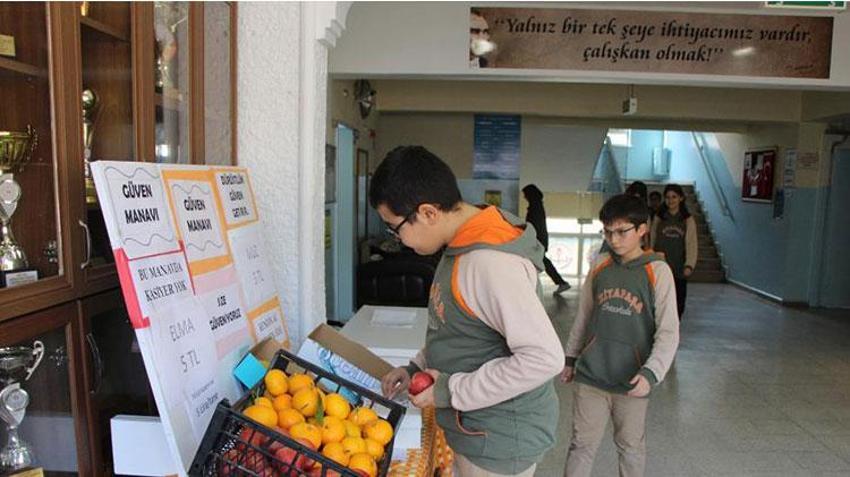 Amasya'da okulda açılan güven manavının kasası hiç açık vermedi