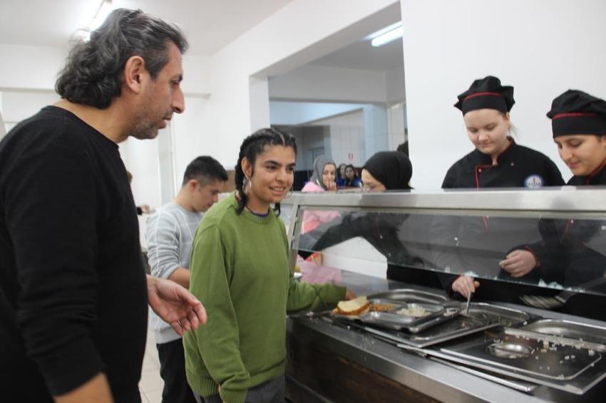 Meslek liseliler engelli çocuklara unutamayacakları bir gün yaşattı