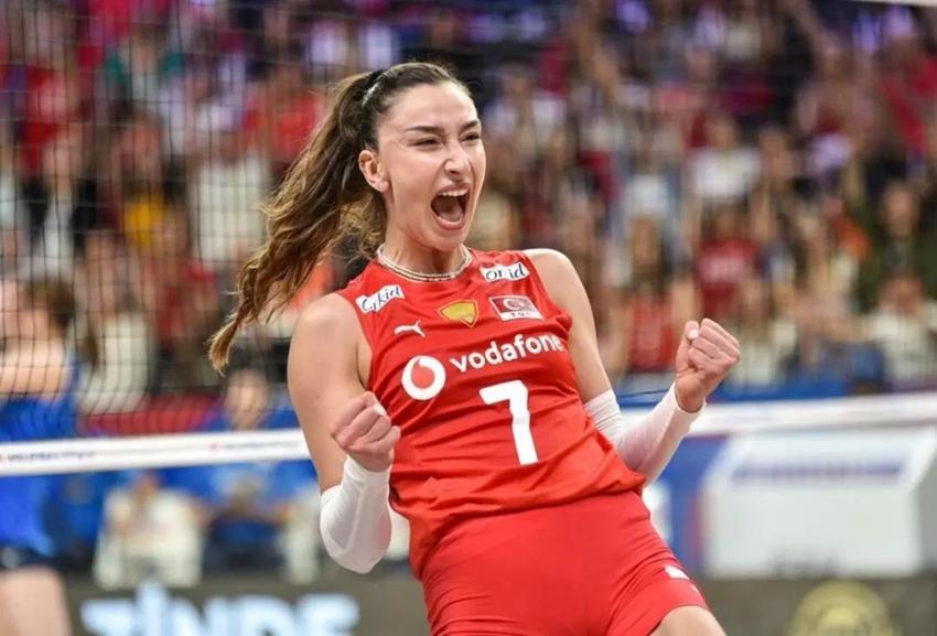 Hande Baladın'ın yeni sevgilisiyle görüntülendi! Yakışıklı isme yorum yağdı!