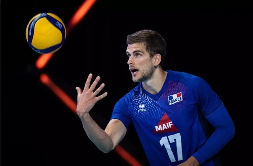 Hande Baladın'ın yeni sevgilisiyle görüntülendi! Yakışıklı isme yorum yağdı!