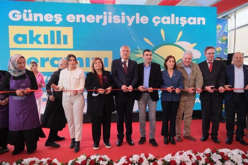 Adana'da güneş enerjisiyle çalışan akıllı sera açıldı! 111 kadının çalışacağı serada, 70 çeşit süs bitkisi üretilecek