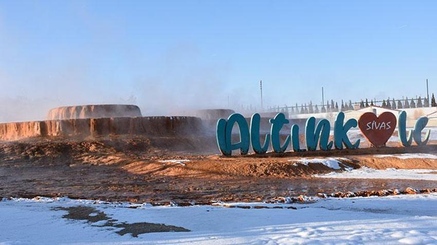 Sivas'ta kaplıcanın kaynar suyu soğuk havada görsel şölen oluşturuyor