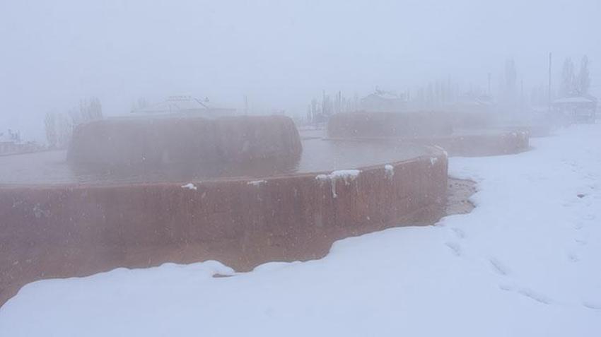 Sivas'ta kaplıcanın kaynar suyu soğuk havada görsel şölen oluşturuyor