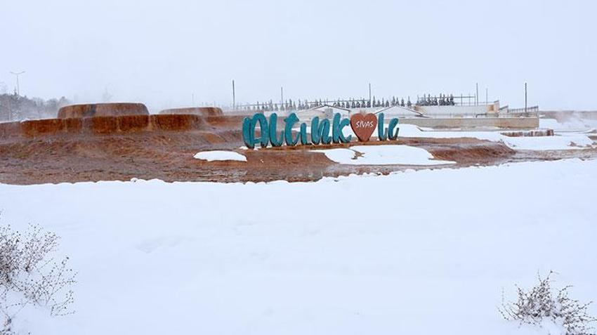 Sivas'ta kaplıcanın kaynar suyu soğuk havada görsel şölen oluşturuyor