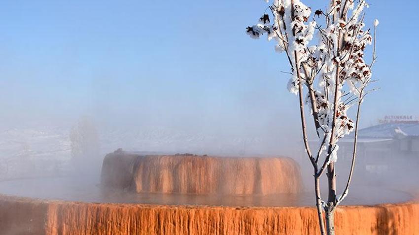 Sivas'ta kaplıcanın kaynar suyu soğuk havada görsel şölen oluşturuyor