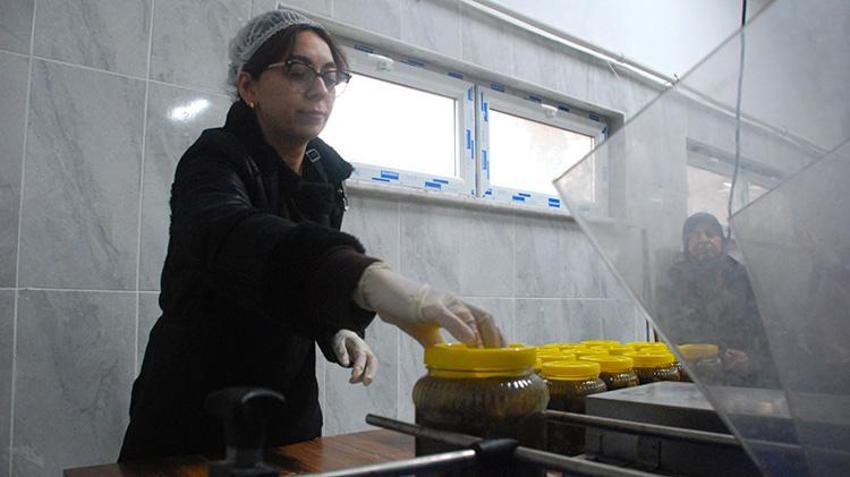 Toprağın bereketi sofralarda projesiyle fabrikalarda üretilen turşular yurt içinde pazarlanıyor