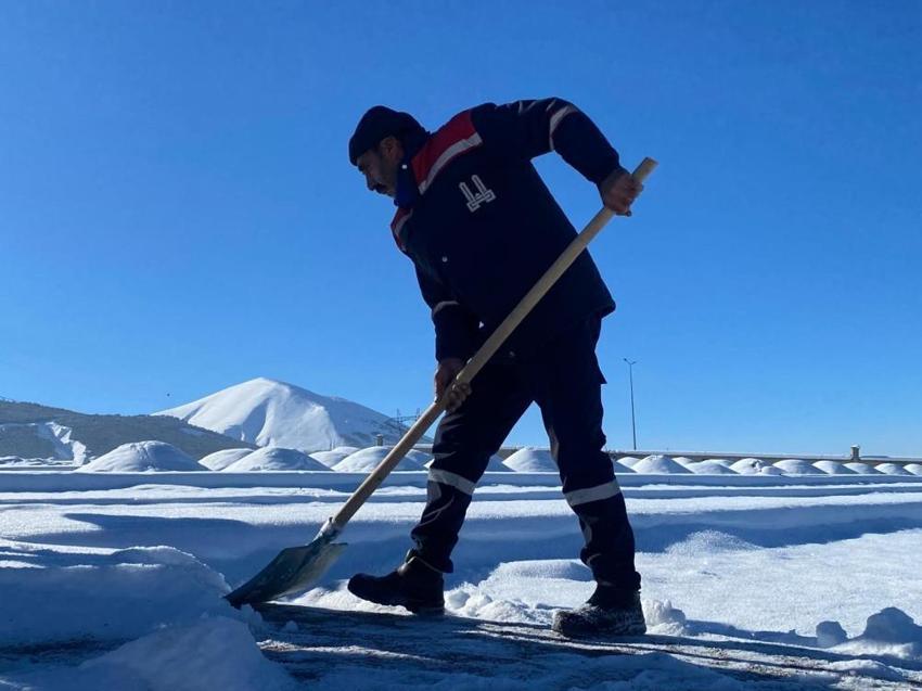 Erzurum'da kış hazırlıkları: Toprak donmadan mezar yerleri yazın hazırlanıyor