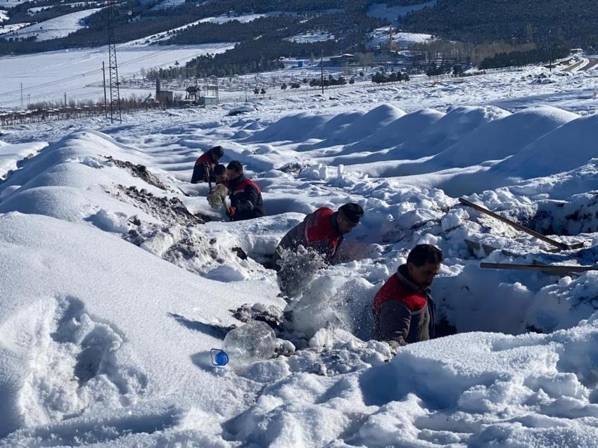 Erzurum'da kış hazırlıkları: Toprak donmadan mezar yerleri yazın hazırlanıyor