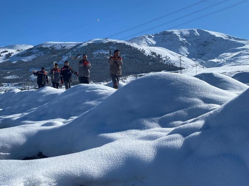 Erzurum'da kış hazırlıkları: Toprak donmadan mezar yerleri yazın hazırlanıyor