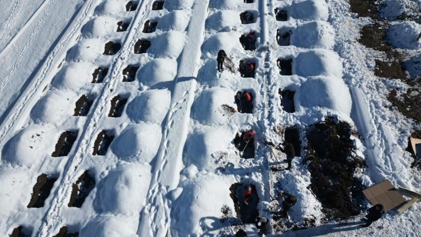 Erzurum'da kış hazırlıkları: Toprak donmadan mezar yerleri yazın hazırlanıyor