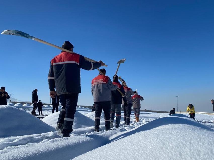 Erzurum'da kış hazırlıkları: Toprak donmadan mezar yerleri yazın hazırlanıyor